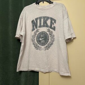 Nike Light Gray Graphic T-Shirt oversized